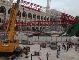 Üstümüze beton parçaları yağıyordu