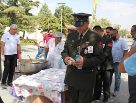 Ribat şehitler için helva dağıttı