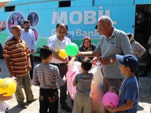 Mobil giyim bankası hizmet vermeye devam ediyor