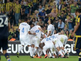 Fenerbahçe ligde savunuyor, Avrupada yiyor