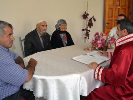 77 yıllık aşk hikayesi evlilikle sonuçlandı