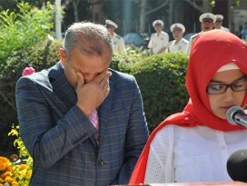 Okuduğu şiirle herkesi duygulandırdı