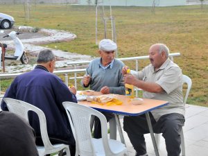 Akşehir Belediyesi’nden hayvan pazarında çorba ve çay ikramı