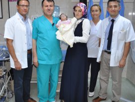 İki bebeğe anne karnında hayati dokunuş