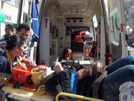 Konyada otomobil yayalara çarptı: 4 yaralı