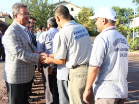 Belediye personeli mesai öncesinde bayramlaştı