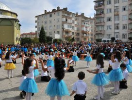 Akşehir Belediyesi’nden öğrecilere çanta ve kırtasiye seti