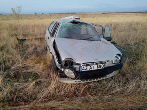 Beyşehir’de otomobil tarlaya devrildi: 1 yaralı