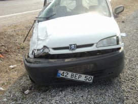 Beyşehirde hafif ticari araç devrildi: 2 yaralı