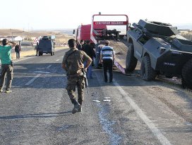 Zırhlı polis aracı kamyonetle çarpıştı: 1 şehit, 11 yaralı