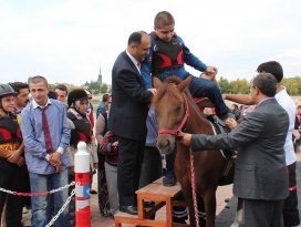 Özel çocukların at binme heyecanı