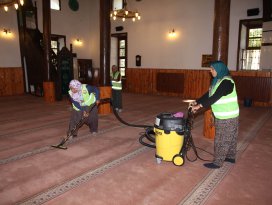 Seydişehir Belediyesi ibadethaneleri temizliyor