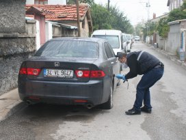 Park halindeki araçların lastiklerini kestiler