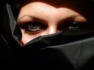 Çarşaflı kadın sürücüye ceza
