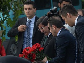 Başbakan Davutoğlu Ankara Garı önüne karanfil bıraktı