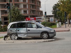 Yolcu minibüsü ile otomobil çarpıştı: 1 yaralı