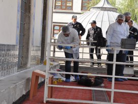 Konyada bir kişi, cami avlusunda ölü bulundu