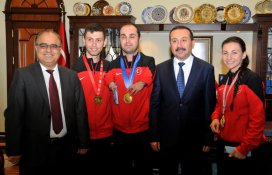 Ödüllü topluluk ve milli sporculardan Rektör Gökbel’e ziyaret