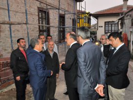 Vali Erol Akşehir’deki sokak sağlıklaştırma çalışmalarını inceledi