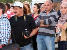 Başörtülü gazeteciye canlı bomba muamelesi!