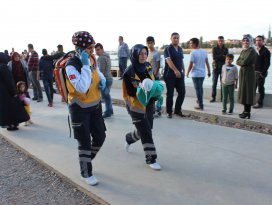 Göle düşen bebeği tekne görevlisi kurtardı