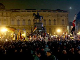 PEGIDA kuruluşunun birinci yılında gösteri düzenledi