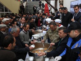Hakkaride polis aşure dağıttı