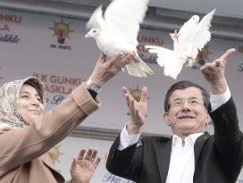 Davutoğlu Diyarbakır’da barış mesajları verdi