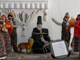 Kağıttan bebekler ile tarihi canlandırıyor