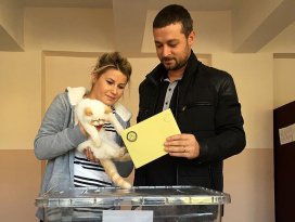 Oy kullanmaya kedileriyle geldiler