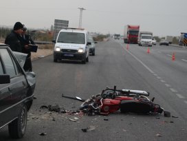 Motosiklet park halindeki araca çarptı: 1 yaralı