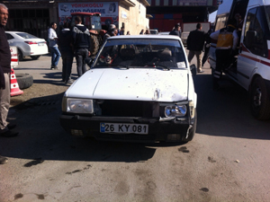 At arabasıyla otomobil çarpıştı