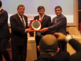 Altınekin ödülünü Başbakandan aldı