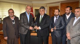 Din görevlilerinden Başkan Özgüvene plaket