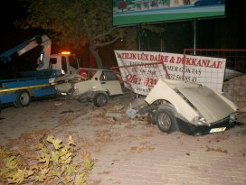 Ağaca çarpan otomobil ikiye bölündü