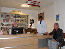 Hastaların odasına kitap hizmeti veren hastane