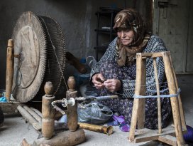 Kumaşa 120 yıllık tezgahta hayat veriyor