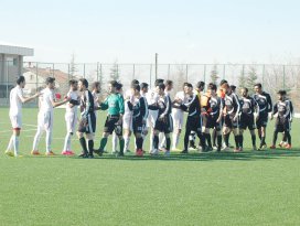 Futbol sahada oynansın