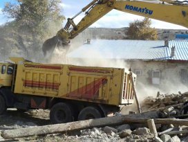 Beyşehirde tehlike arz eden metruk binalar yıkılıyor