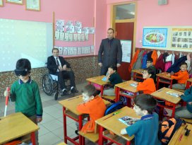 Öğrenciler engelli olmayı yaşayarak öğrenecek