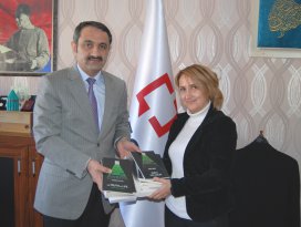 Paslı’ya İngilizce-Türkçe Kuran-ı Kerim meali hediye edildi