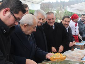 Binali Yıldırım hamsi dağıttı
