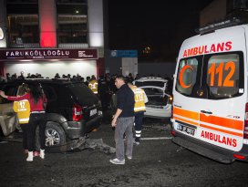 Beyoğlunda polislerden kaçan sürücü 9 kişiyi yaraladı
