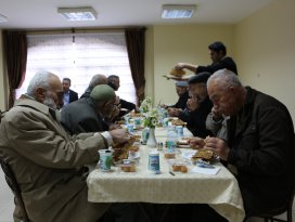 Karatay Belediyesi’nden emeklilere teşekkür yemeği