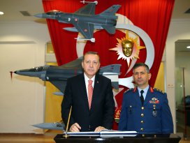 Erdoğan, Konya 3. Ana Jet Üs Komutanlığını ziyaret etti