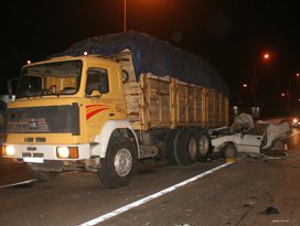 Otomobil kamyonun altına girdi: 1 ölü