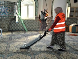 Akşehir Belediyesi camileri temizliyor