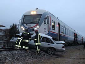 Konyada tren otomobile çarptı: 1 ölü