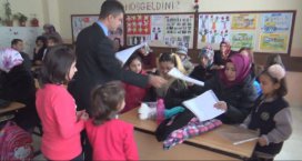 Öğrenciler karnelerini almaya başladı