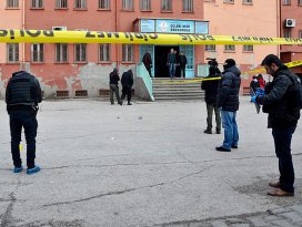 Diyarbakırda karne almaya gelen öğrencilere bombalı saldırı